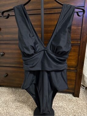 Cupshe Black One-Piece Swimsuit with Plunge Neck and Crisscross Back